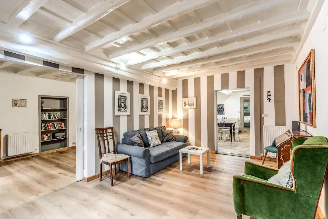Lovely Spacious Apartment Near The Colosseum Roma Itália