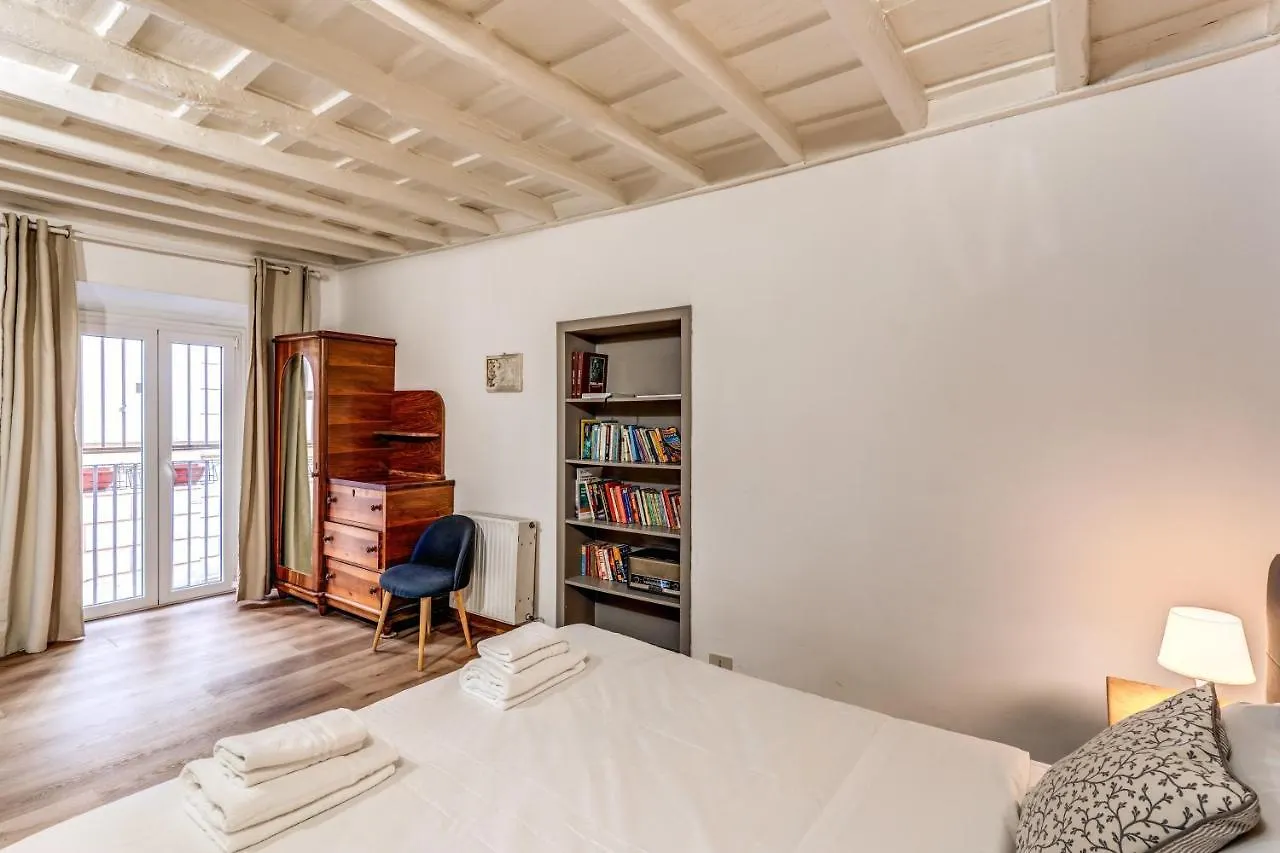 Lovely Spacious Apartment Near The Colosseum Roma