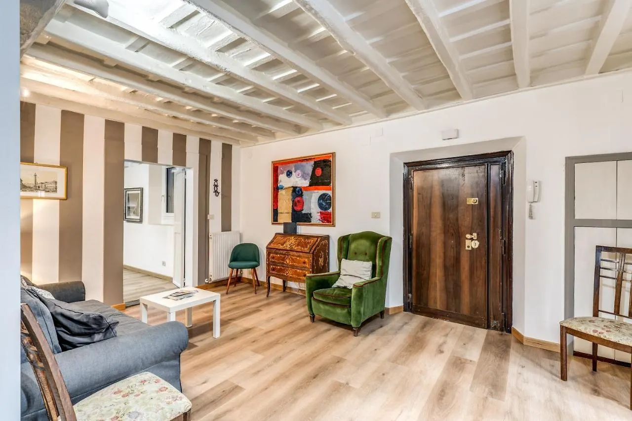 Lovely Spacious Apartment Near The Colosseum Roma