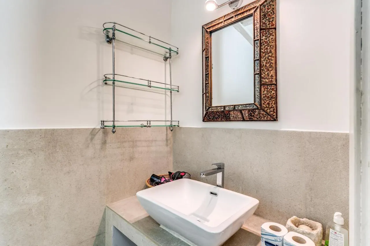 Lovely Spacious Apartment Near The Colosseum Rome