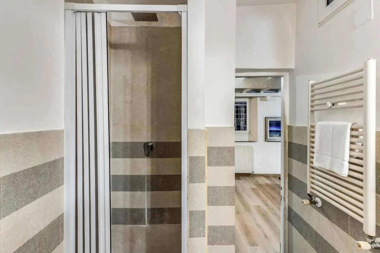 Lovely Spacious Apartment Near The Colosseum Rome