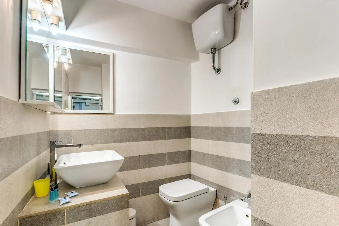 Lovely Spacious Apartment Near The Colosseum Rome